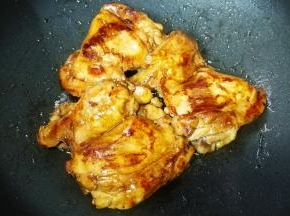 煎至金黄色再翻面煎另一面