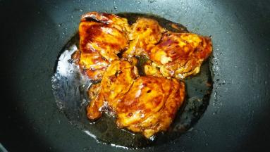 两面煎好倒扣照烧汁，大火烧开转小火慢煎