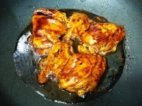 两面煎好倒扣照烧汁，大火烧开转小火慢煎