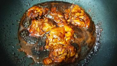 其间要翻面，再试试味道合不合适，如喜甜再加入蜂蜜，如偏淡加盐，如偏咸加水。
最后大火收汁，可留多一些汤汁拌饭