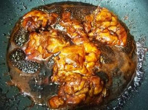 其间要翻面，再试试味道合不合适，如喜甜再加入蜂蜜，如偏淡加盐，如偏咸加水。
最后大火收汁，可留多一些汤汁拌饭