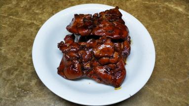 盛出鸡腿晾凉后切块