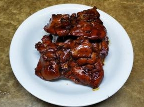 盛出鸡腿晾凉后切块