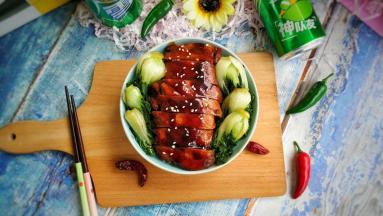 铺上饭面，放上青菜