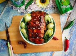 铺上饭面，放上青菜