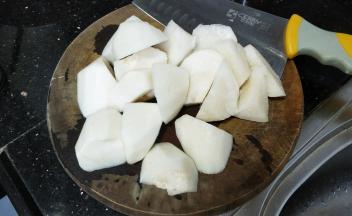 白萝卜去皮洗干净，滚刀块