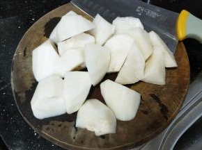 白萝卜去皮洗干净，滚刀块