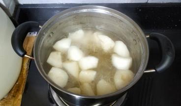 高汤煮开后放入白萝卜