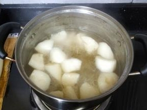高汤煮开后放入白萝卜