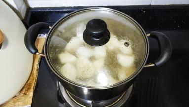 盖上盖子转小火煮约40分钟左右即可