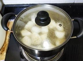 盖上盖子转小火煮约40分钟左右即可