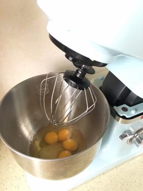 1：全蛋➕糖放入厨师桶里