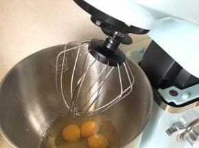 1：全蛋➕糖放入厨师桶里