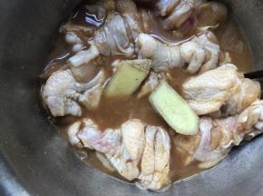 加入姜片腌制1小时左右