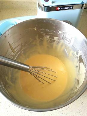 4:翻拌均匀后分两次加入玉米油  翻拌均匀