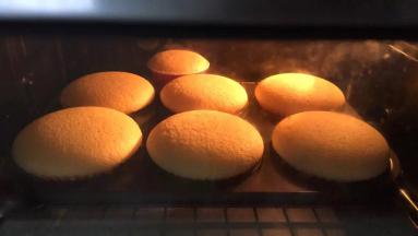 7: 放入预热好的烤箱里  130度10分钟  150度20分钟