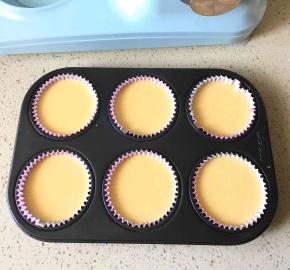 6:6连模放入纸托   面糊挤9分满 