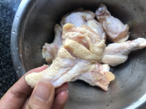 鸡翅洗净沥干，划出刀痕