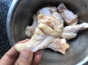 鸡翅洗净沥干，划出刀痕