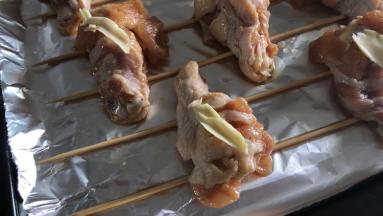 烤箱预热190度5分钟，鸡翅根放入烤盘，表面涂上黄油