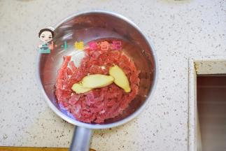 加入柠檬/姜片浸泡去腥