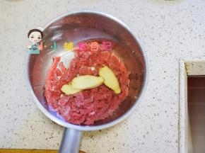 加入柠檬/姜片浸泡去腥