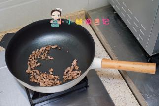 翻炒成表面微微有点黄有点干就可以，里面还是湿的一定一定要看清楚