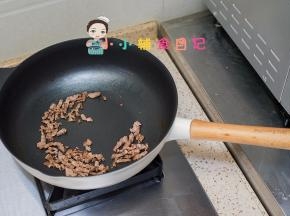 翻炒成表面微微有点黄有点干就可以，里面还是湿的一定一定要看清楚