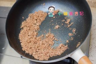 倒入九阳轻奢炒锅小火炒一下，大概半分钟，如果火大要拿锅离火5cm翻炒，这个炒锅很轻，单手拿锅没问题