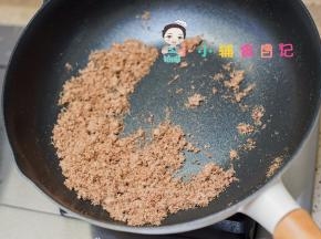 倒入九阳轻奢炒锅小火炒一下，大概半分钟，如果火大要拿锅离火5cm翻炒，这个炒锅很轻，单手拿锅没问题