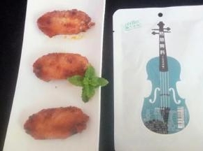 倒入阿根廷烤料混匀，密封冷藏24-48小 时腌渍，中途可取出翻面，方便入味。