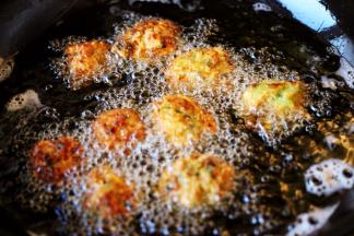 直至把萝卜丸子炸至两面金黄色，即可捞出沥干油分。