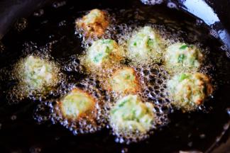 看见萝卜丸子慢慢上色后，改成小火继续翻炸。