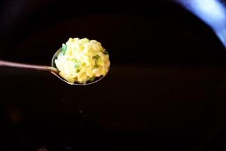 待花生油烧至六成热时，用勺子把萝卜馅挖成球状放入油锅里。