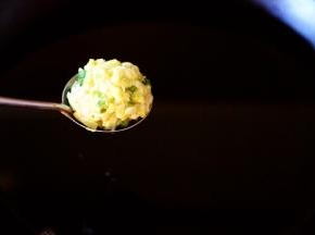 待花生油烧至六成热时，用勺子把萝卜馅挖成球状放入油锅里。
