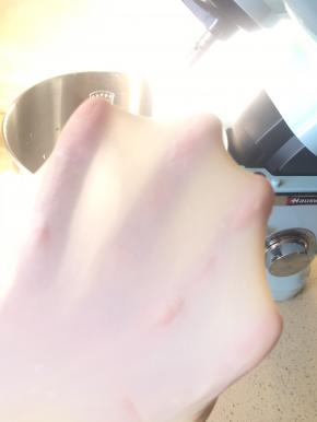 2挡搅拌面团到光滑 能拉出半透明粗膜的时候加入黄油  继续搅拌到如图的膜