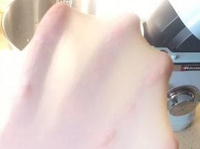 2挡搅拌面团到光滑 能拉出半透明粗膜的时候加入黄油  继续搅拌到如图的膜