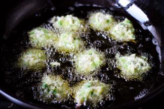 用大火定型后，再用小火慢慢炸至，这期间要用筷子轻轻翻动一下，避免粘到一起。