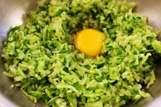 在萝卜丝里打散1枚鸡蛋。