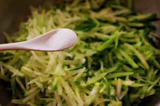 擦好的萝卜丝加入适量的盐腌制一会。