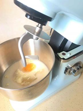 除黄油外的所有材料加入厨师桶里