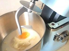 除黄油外的所有材料加入厨师桶里
