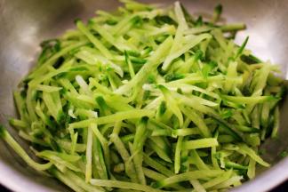 腌制好的萝卜丝沥干水份。