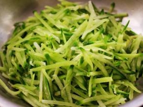 腌制好的萝卜丝沥干水份。