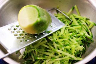 把萝卜洗净后用擦丝器擦成细丝。