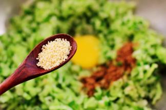 再加入2克的鸡精调味增鲜。