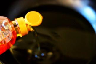 炒锅烧热后倒入花生油。