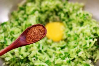 加入5克的花椒粉增加口感的香味。