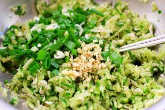 再加入提前切碎的葱姜末。