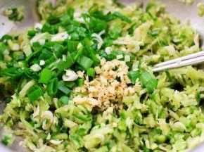 再加入提前切碎的葱姜末。